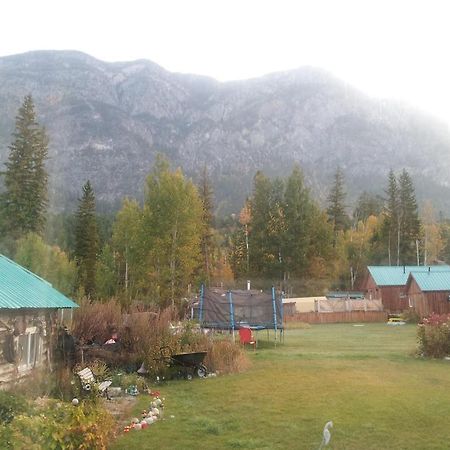 Steamboat Mountain Chalets Otel Spillimacheen Dış mekan fotoğraf