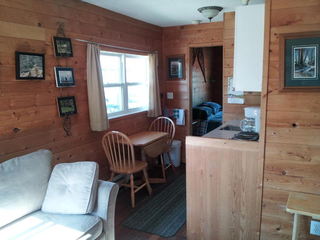Steamboat Mountain Chalets Otel Spillimacheen Oda fotoğraf