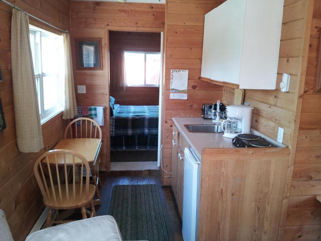 Steamboat Mountain Chalets Otel Spillimacheen Oda fotoğraf