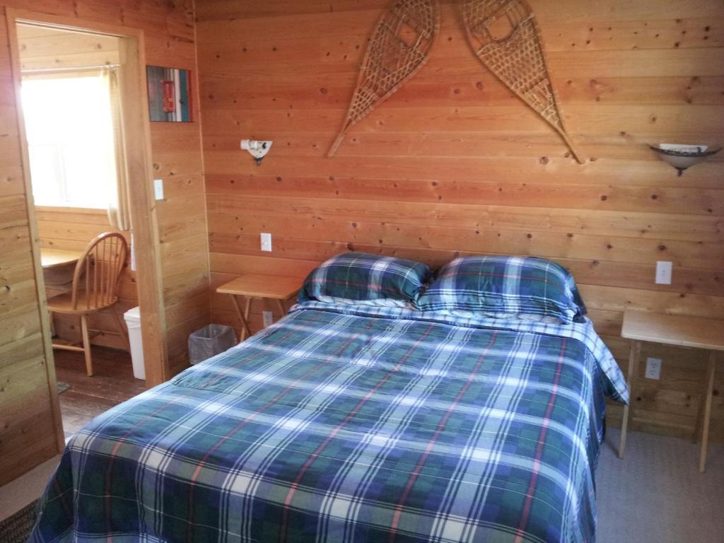 Steamboat Mountain Chalets Otel Spillimacheen Oda fotoğraf