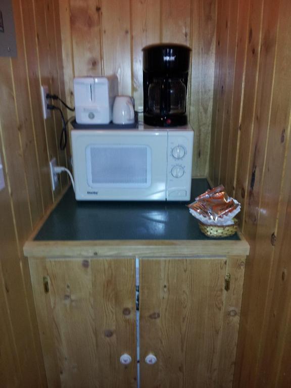 Steamboat Mountain Chalets Otel Spillimacheen Oda fotoğraf