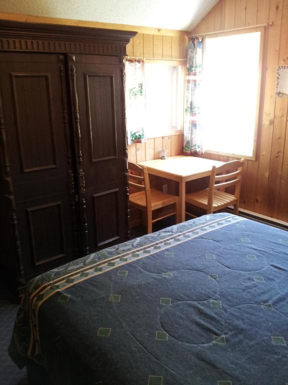 Steamboat Mountain Chalets Otel Spillimacheen Oda fotoğraf