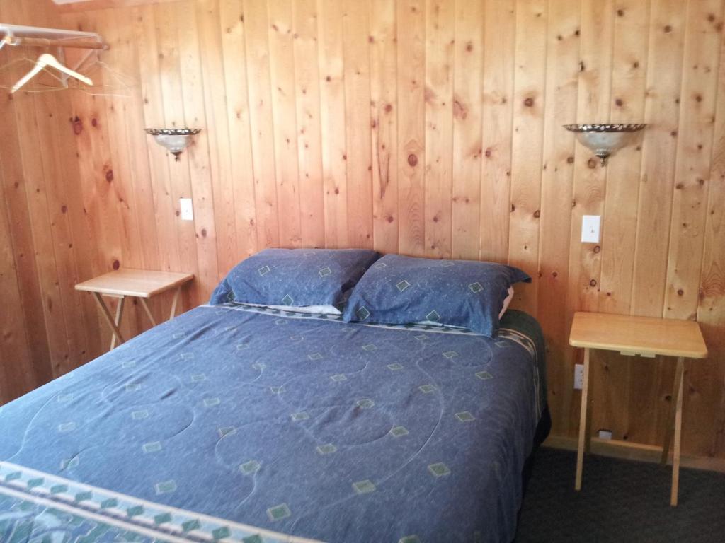 Steamboat Mountain Chalets Otel Spillimacheen Oda fotoğraf