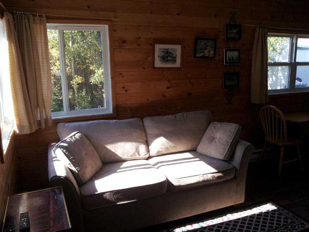 Steamboat Mountain Chalets Otel Spillimacheen Oda fotoğraf