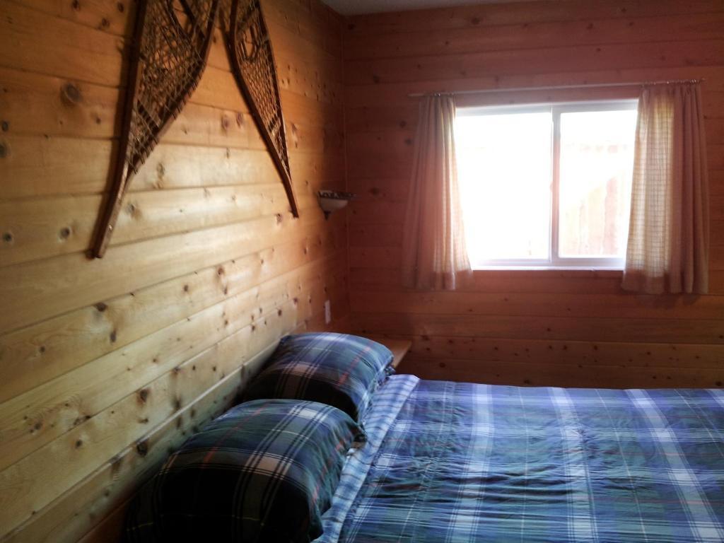 Steamboat Mountain Chalets Otel Spillimacheen Oda fotoğraf