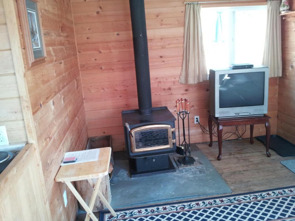Steamboat Mountain Chalets Otel Spillimacheen Oda fotoğraf
