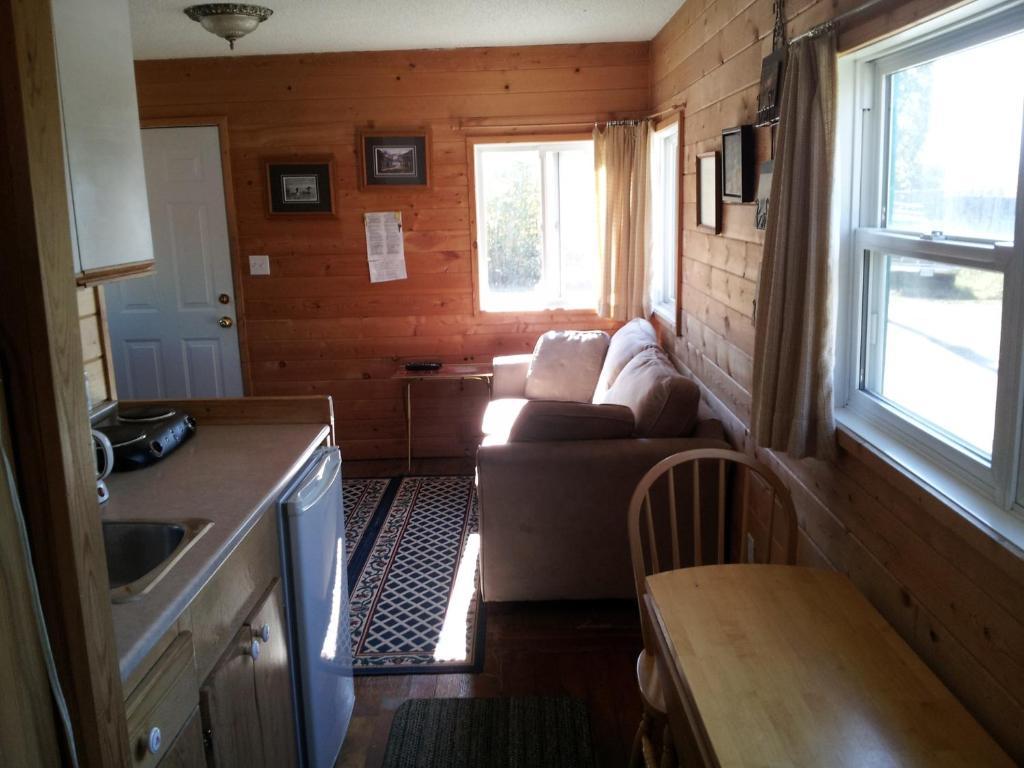 Steamboat Mountain Chalets Otel Spillimacheen Oda fotoğraf