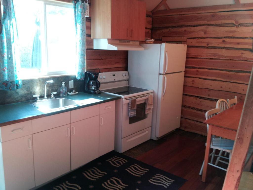 Steamboat Mountain Chalets Otel Spillimacheen Oda fotoğraf