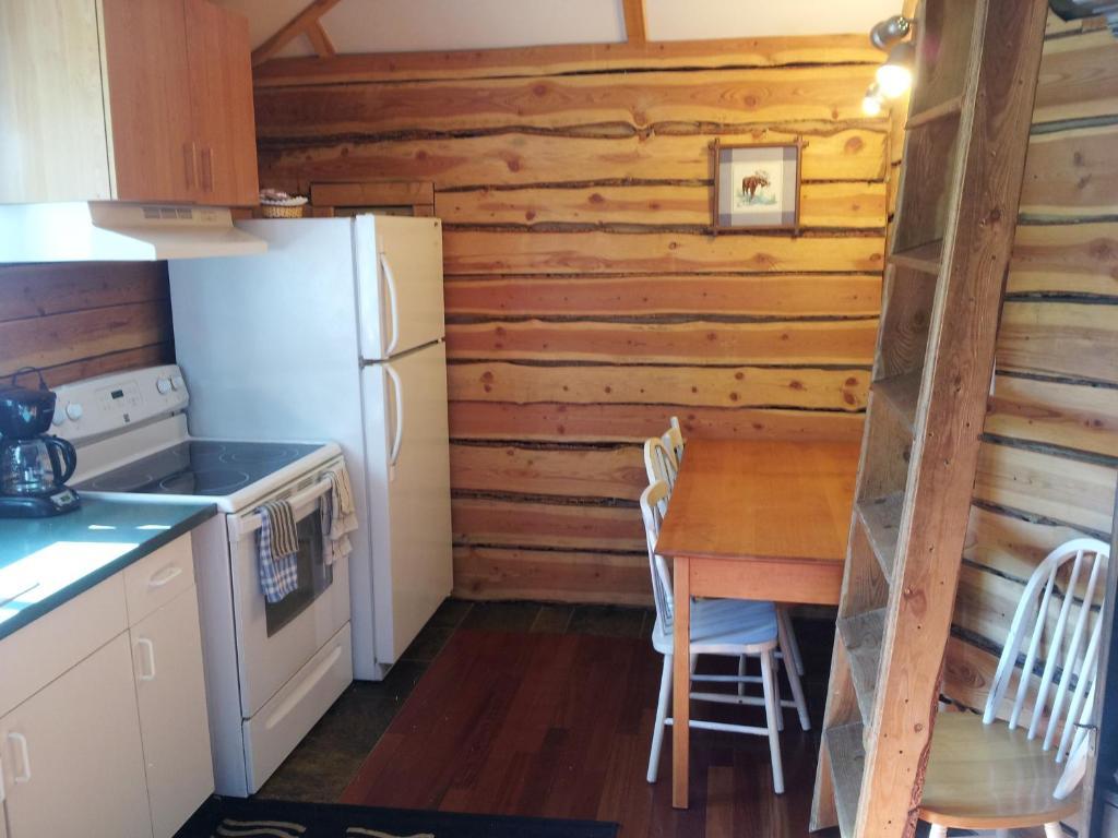 Steamboat Mountain Chalets Otel Spillimacheen Oda fotoğraf