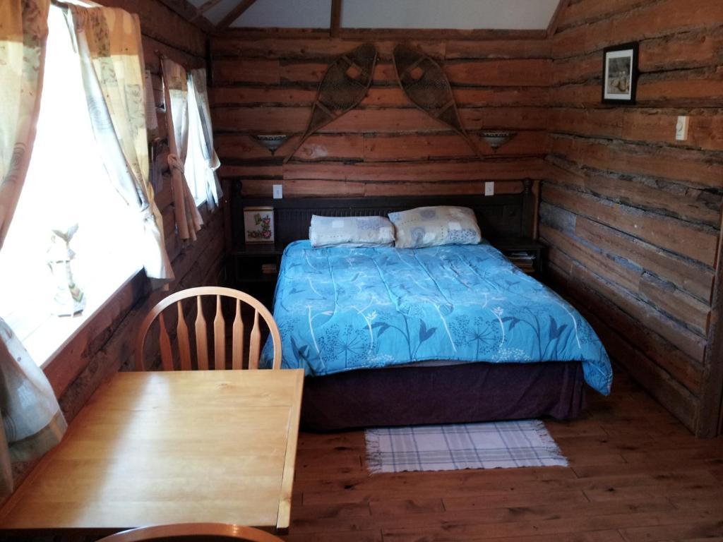 Steamboat Mountain Chalets Otel Spillimacheen Oda fotoğraf