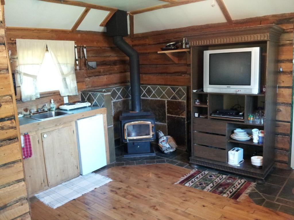 Steamboat Mountain Chalets Otel Spillimacheen Oda fotoğraf
