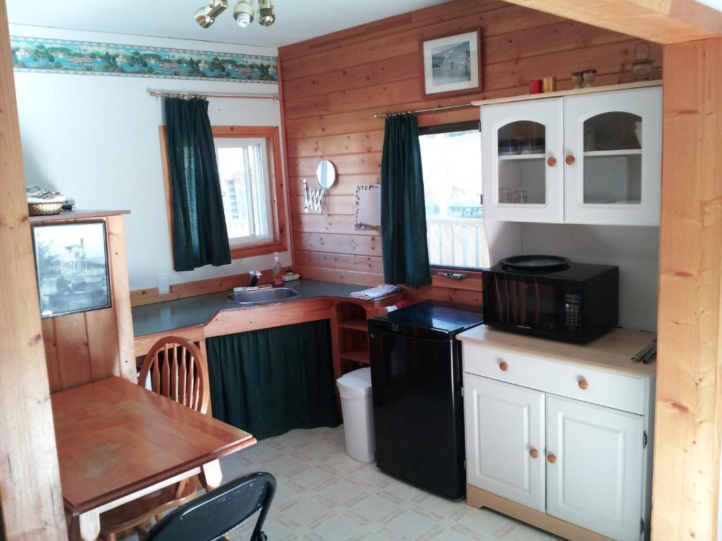 Steamboat Mountain Chalets Otel Spillimacheen Oda fotoğraf