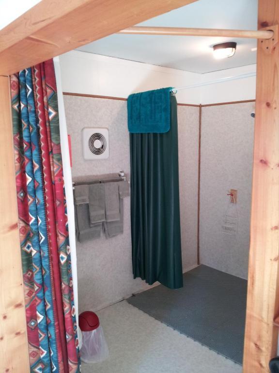 Steamboat Mountain Chalets Otel Spillimacheen Oda fotoğraf