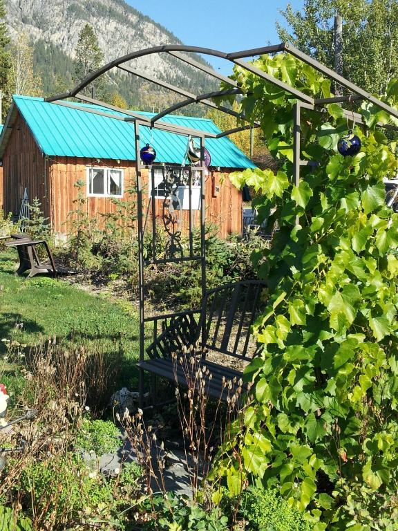 Steamboat Mountain Chalets Otel Spillimacheen Dış mekan fotoğraf