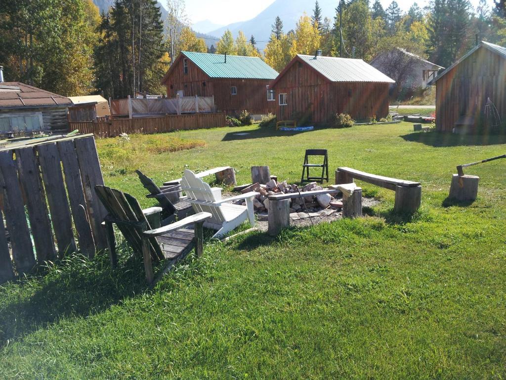 Steamboat Mountain Chalets Otel Spillimacheen Dış mekan fotoğraf