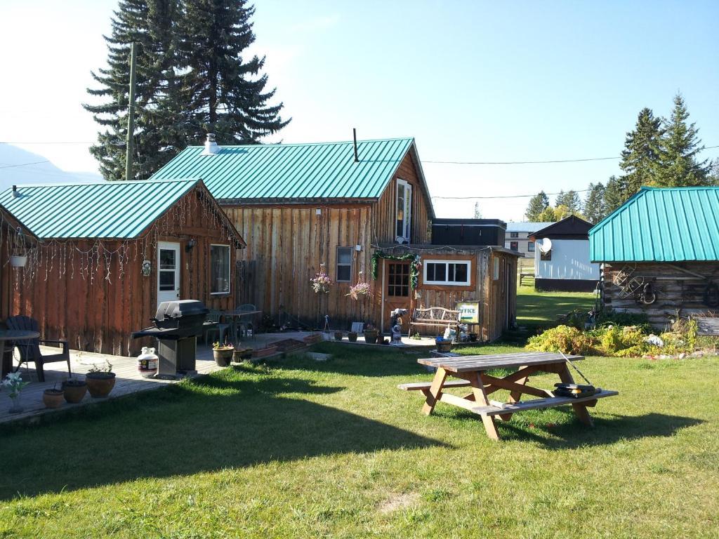 Steamboat Mountain Chalets Otel Spillimacheen Dış mekan fotoğraf