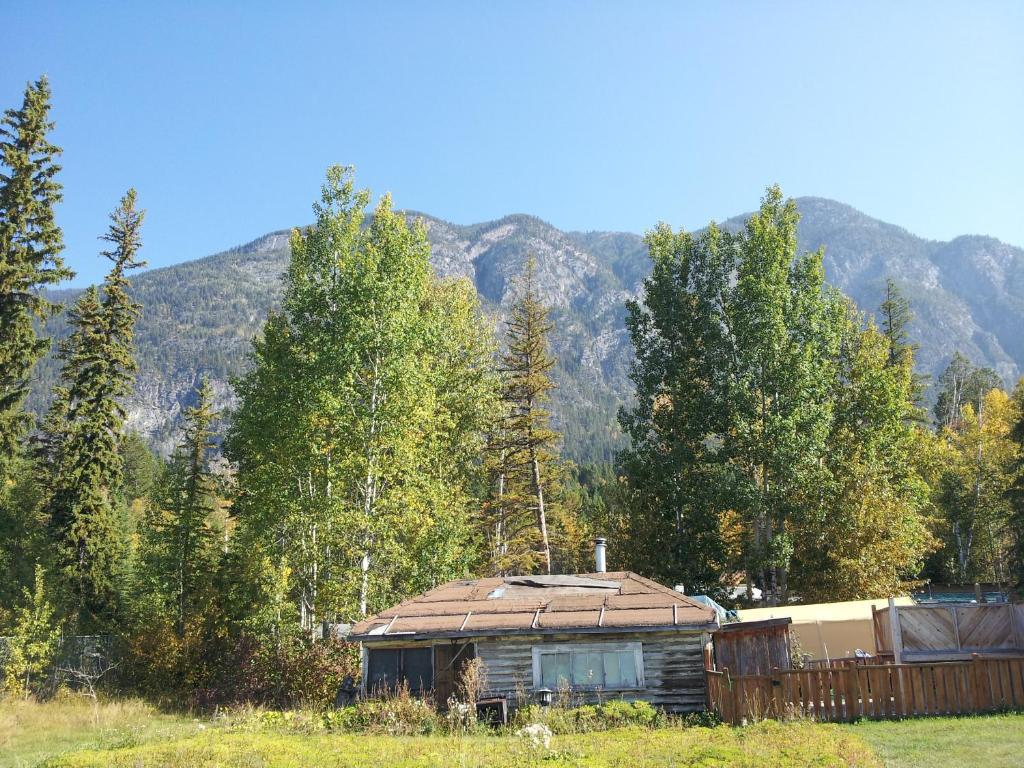 Steamboat Mountain Chalets Otel Spillimacheen Dış mekan fotoğraf