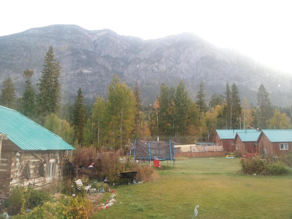 Steamboat Mountain Chalets Otel Spillimacheen Dış mekan fotoğraf