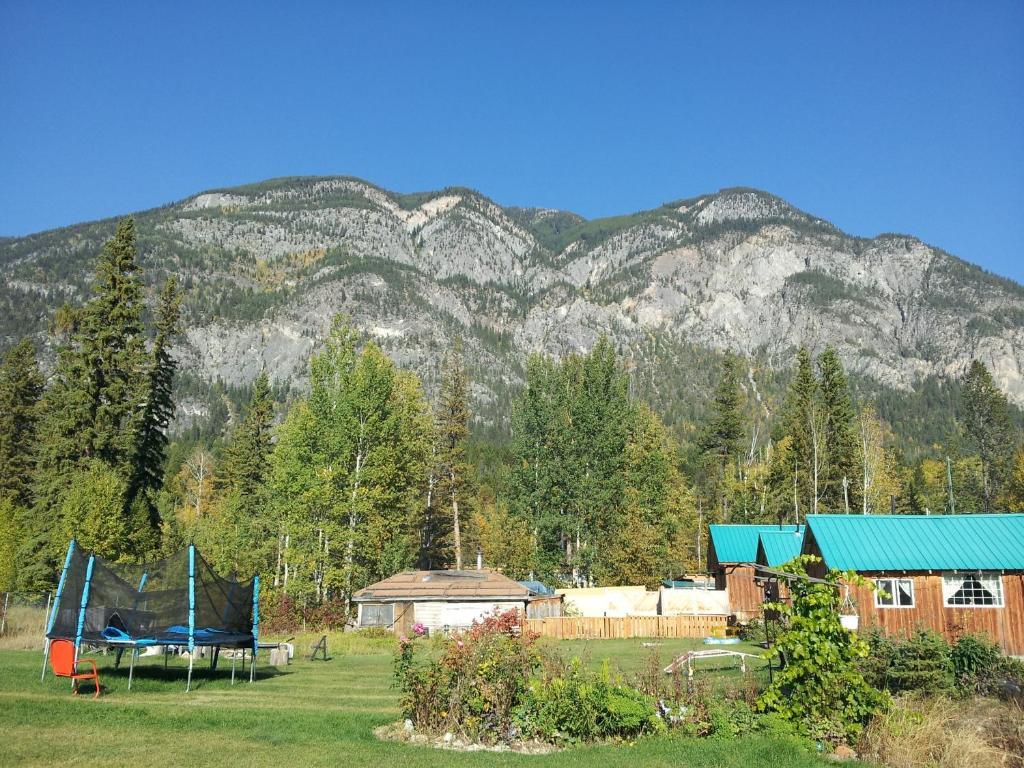 Steamboat Mountain Chalets Otel Spillimacheen Dış mekan fotoğraf