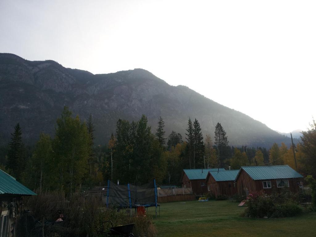 Steamboat Mountain Chalets Otel Spillimacheen Dış mekan fotoğraf