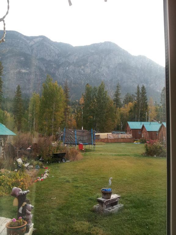 Steamboat Mountain Chalets Otel Spillimacheen Dış mekan fotoğraf